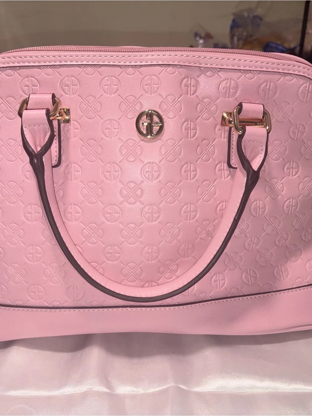 A pink dome-type handbag Giani Bernini